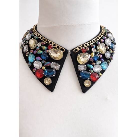 Efektowny kołnierzyk ozdobny z kolorowymi kryształkami i złotym łańcuchem – biżuteryjny detal, który przyciąga spojrzenia.